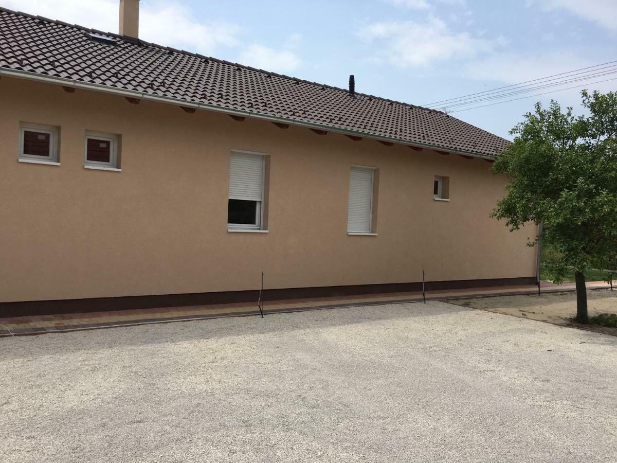 Konrad Apartman Balatonmariafurdo Exterior photo